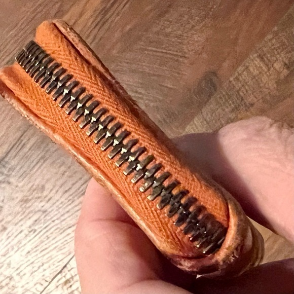 BOTTEGA VENETTA compact zip around card holder. - Picture 6 of 9